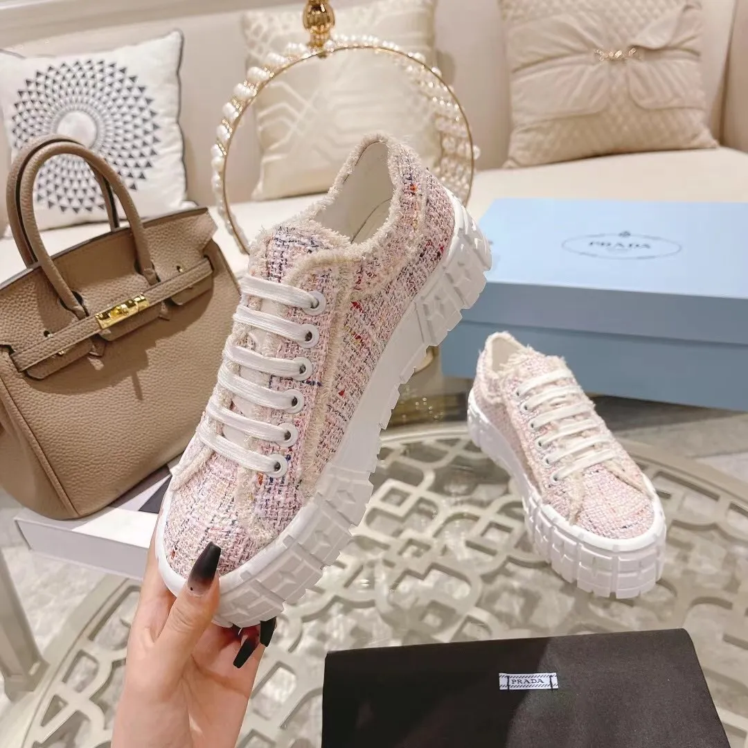 👟👟Ex-factory price 460👟👟 PRADA 2 autumn and winter new model Upper: washed canvas, lining sheepskin The latest thick-soled fashion catwalk shoes Re-released [Strong] Elegant and generous [Rose] Outsole: One-to-one molded sole Original packaging Heel height 5cm, original metal triangle buckle, four colors available Black, White, Light Pink, Light Blue Code Number: 35-41 34.42 can be customized